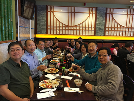 下届SAPA会长刘建博士（左），AG真人国际新泽西客户总监王建锋博士（右5）等专家举杯庆佳节