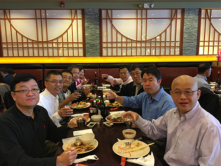已回国创业的王耀林博士（左1）、杜武博士（右2）和同桌专家分享创业点滴