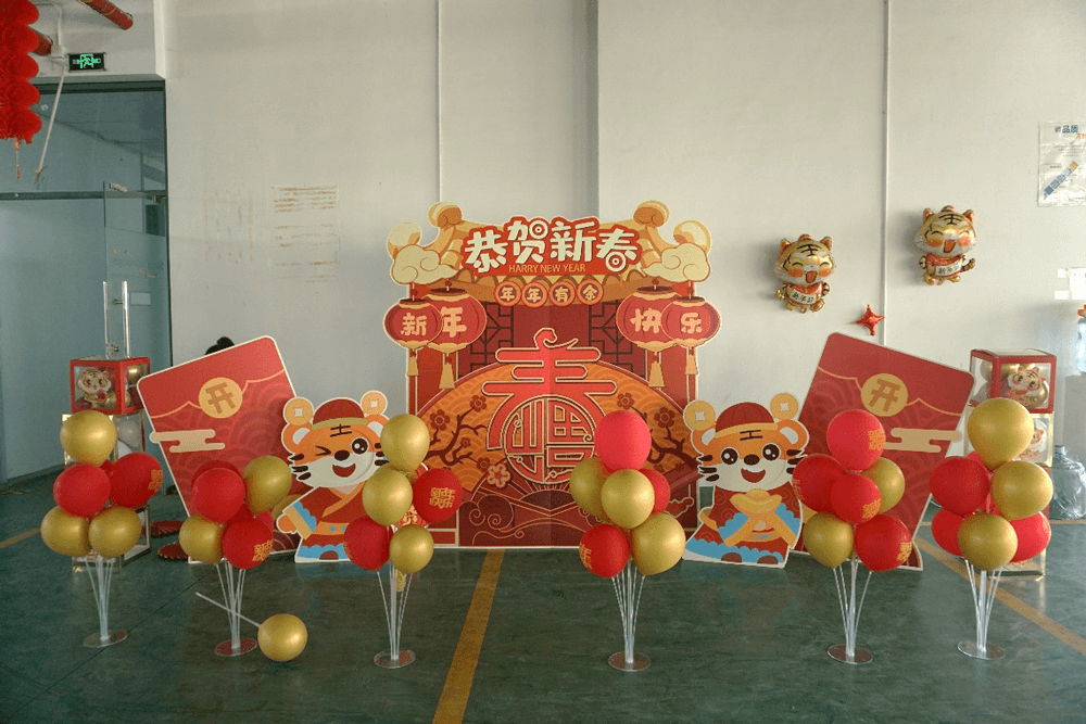 整个活动会场张灯结彩，窗花、对联、福字，布置得喜气洋洋。