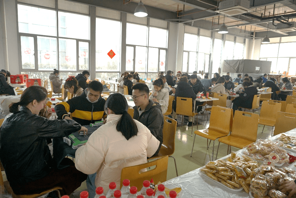 在春节 “乐七天” 活动中，AG真人国际给留沪过春节的员工准备了丰富多彩的活动